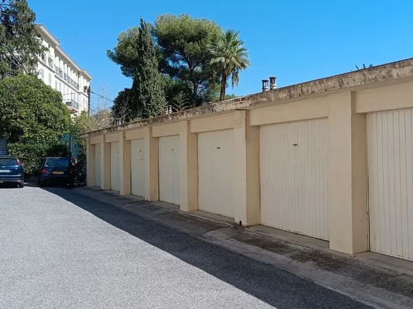 Très grand box plein pied parc impérial très facile d'accès