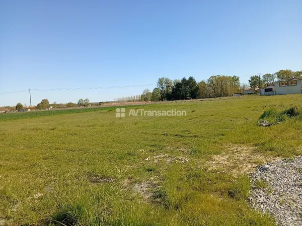 A SAISIR, Terrain constructible viabilise d'environ 827 m2