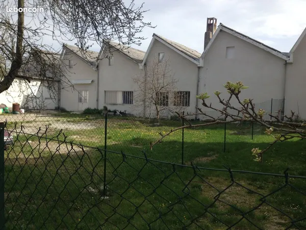 Ensemble immobilier de 1400 m2 constructible (600+800) secteur la Côte St André, PRIX 390000