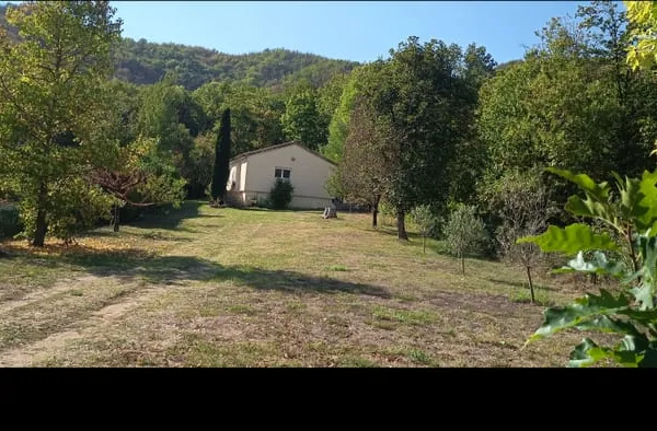 Maison plein pied avec grand terrain et belle vue sur montagnes