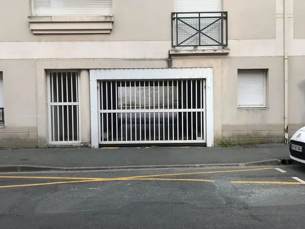 Place de parking à 200m de la gare