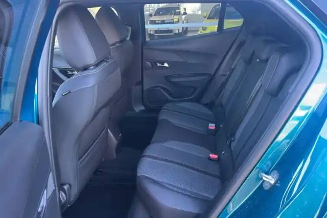 Peugeot 2008 hybrid 145 e-dcs6 — photo 11