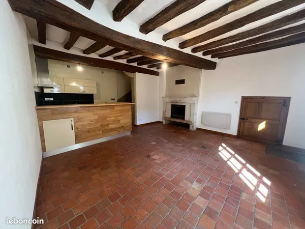Maison de caractère avec extérieur, habitable de suite, centre de Durtal
