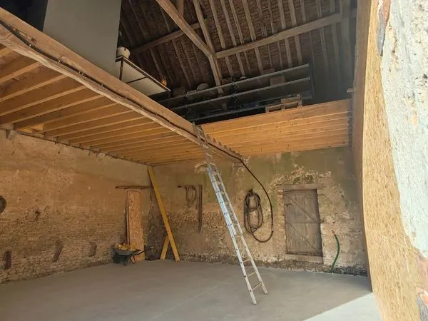 Local de stockage 60 m² + étage 45 m²