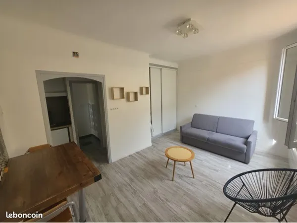 LORGUES - CHARMANT STUDIO MEUBLÉ 25 m² - CENTRE-VILLE - PARKING