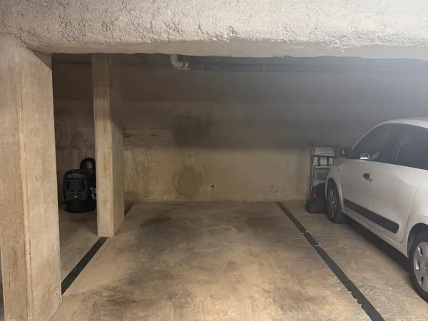 Place de parking à vendre (louée, bon rendement)