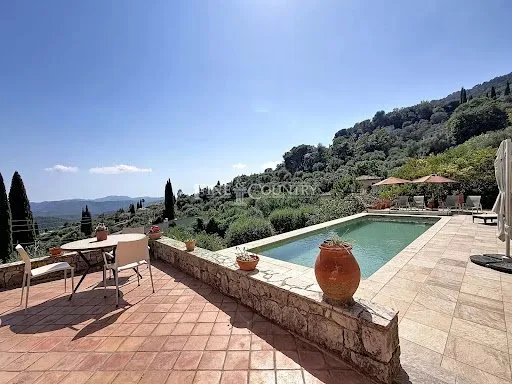 Propriété 5 pièces 216 m²
