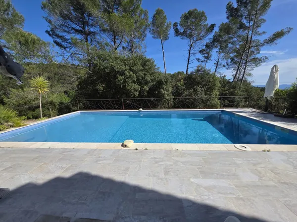 VILLA - 188 M² - 5 CHAMBRES - PISCINE - JARDIN
