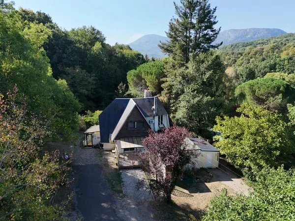 Propriété atypique dans la forêt proche de Puivert