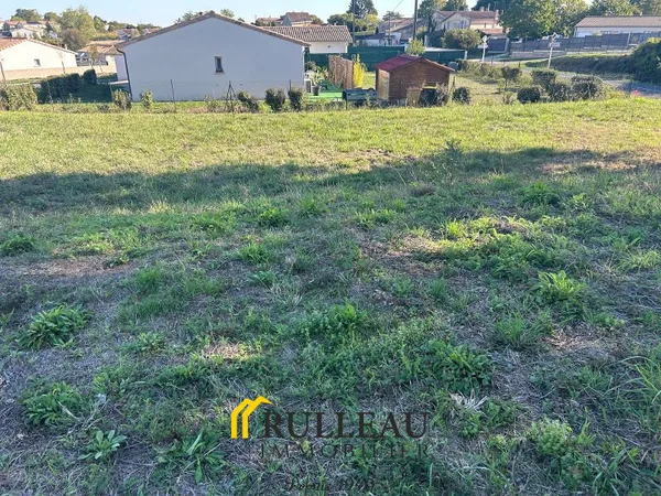 BOURG: Terrain à bâtir de 709m2, proche des commodités