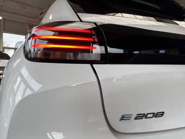 Peugeot 208 electrique 54 kwh 156ch — photo 46