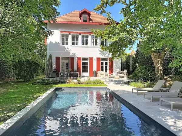 Bayonne, quartier Saint-Léon : maison de caractère de 1920 rénovée, avec jardin arboré et piscine, à