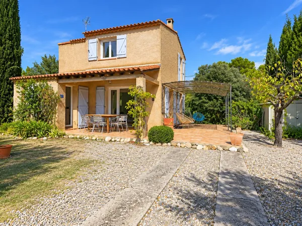 Maison provençale avec piscine et vie de plain-pied
