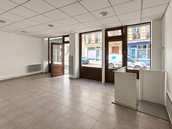PARIS 17e - ÉTOILE | MURS LIBRES - 66 m² RDC 📍 À deux pas de l'Arc de Triomphe