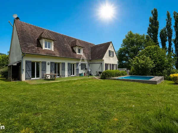 Propriété 7 pièces 196 m²