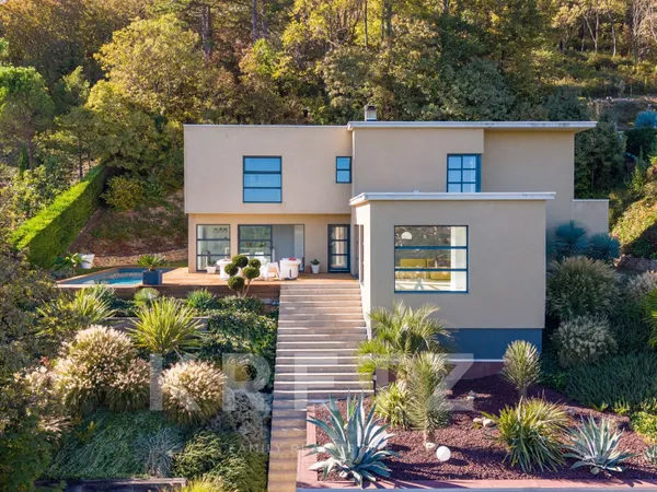 Monts d'Or - Maison d'architecte de 180 m² sur les hauteurs, piscine et forêt privée