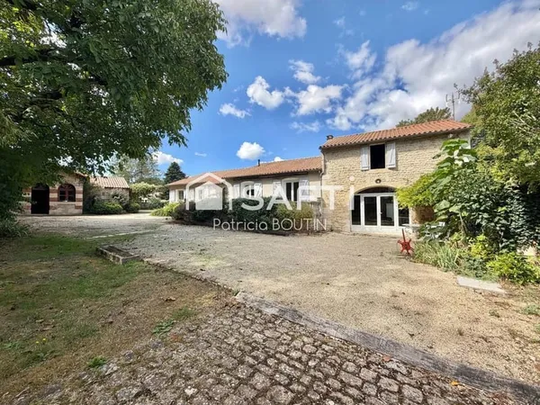 MAISON DE PLAIN PIED + APPARTEMENT DUPLEX ATTENANT ET GARAGES ET DÉPENDANCES A VOUILLE