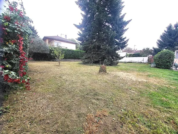 BRON  Terrain à bâtir de 500 m²  Libre constructeur  Emplacement privilégié