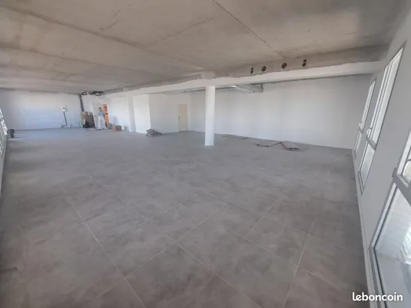 Local 155 m² Saint-Denis