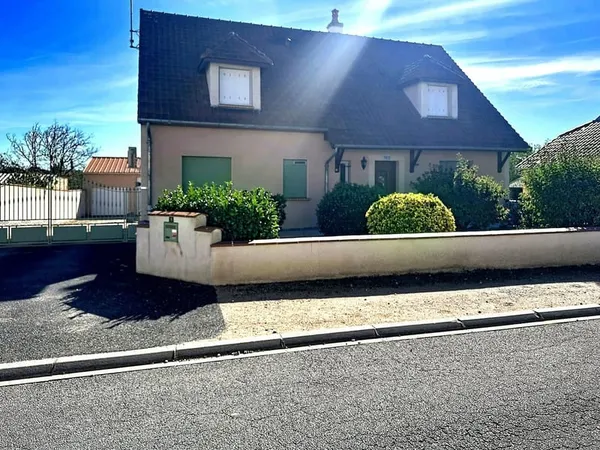 Maison à vendre BELLE MAISON FAMILIALE 6 pièces DOYET (03) sur terrain de 947 m2