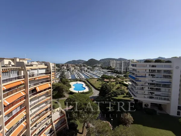 SPLENDIDE 4 PIECES EN DERNIER ETAGE - MANDELIEU MARINA