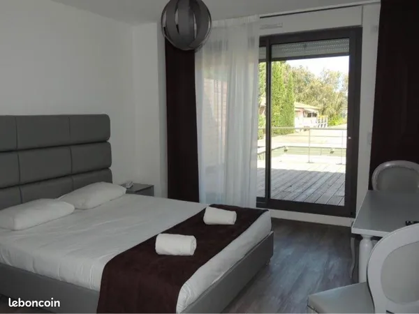 Loue studio meublé et équipé avec terrasse
