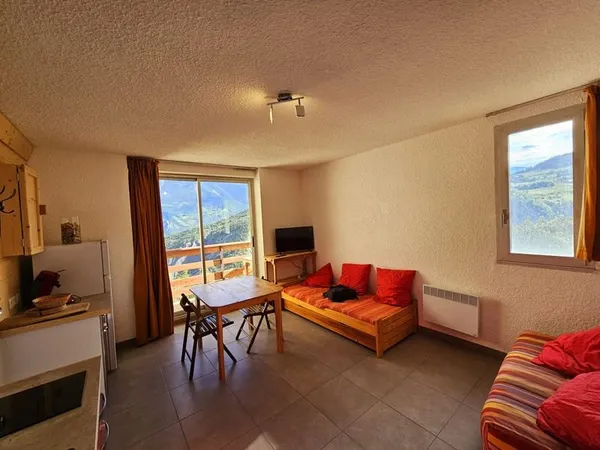 Studio rénové avec un balcon centre station