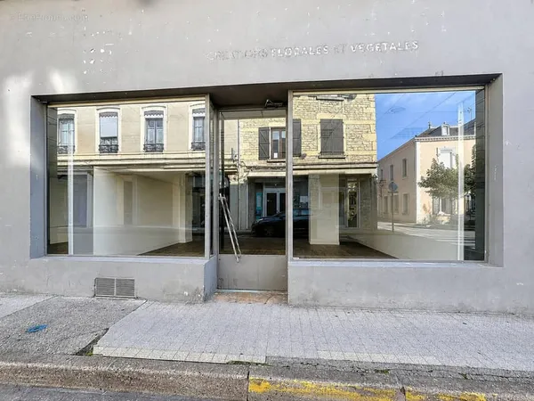 À vendre ou à louer local commercial de 237 m2 avec vitrine