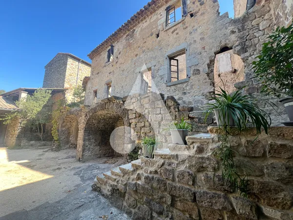 Maison en pierre à vendre aux Assions. Proche Les Vans. Charme authentique, dépendances et fort pote