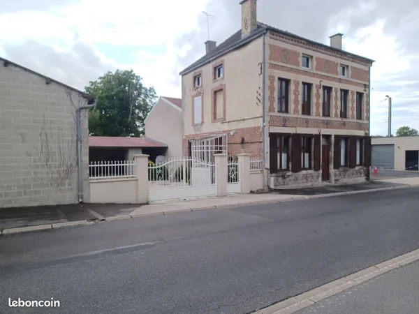 Maison de caractère 7 pièces - 4 chambres - dépendances - terrain 714 m²