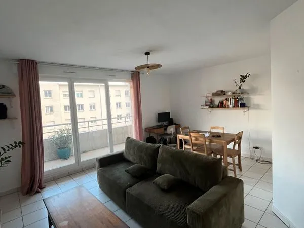 T2 villeurbanne gratte ciel terrasse et box privé