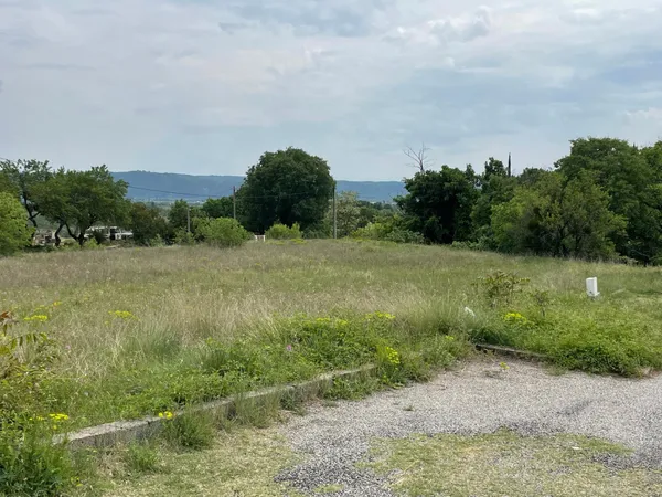 Terrain plat viabilisé et bien exposé - Prêt à bâtir