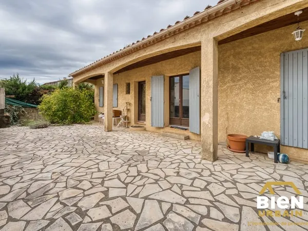 Maison de plain-pied 3 chambres avec jardin et garage.