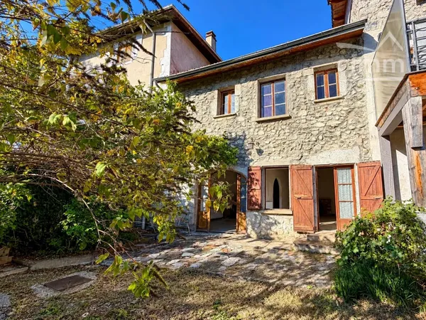 Saint-Nazaire-les-Eymes – Maison de village en pierre de 105 m² avec jardin