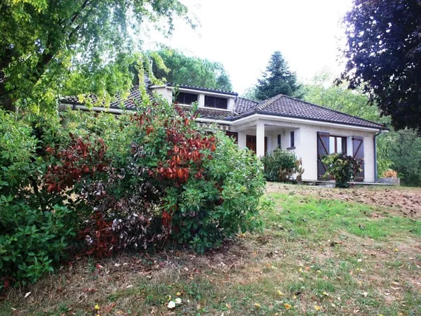 Agréable villa T6, se vivant de plain-pied avec 4423 m² de ter