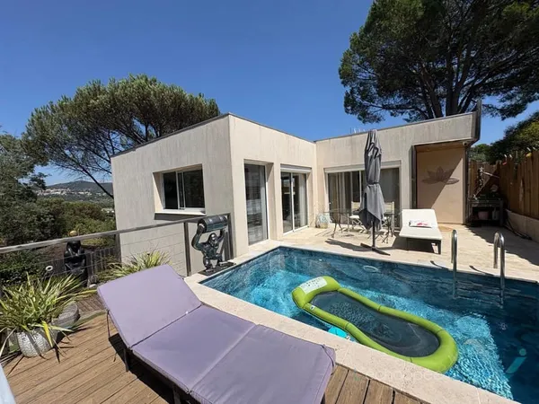 Vente maison T5 avec piscine sur un terrain d'environ 509m2 à Cogolin