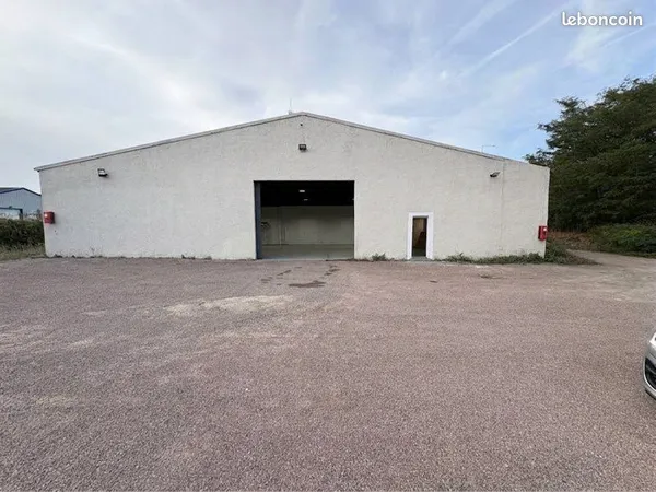 Hangar de 300 m² à louer - Idéal stockage ou activité professionnelle