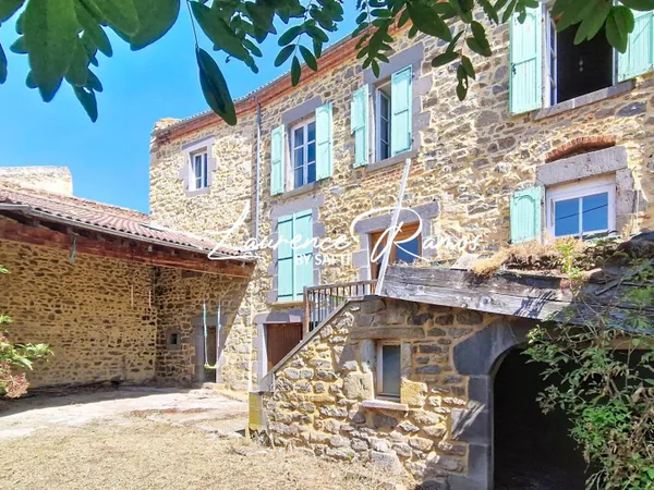 Maison en pierre de caractère avec beau potentiel
