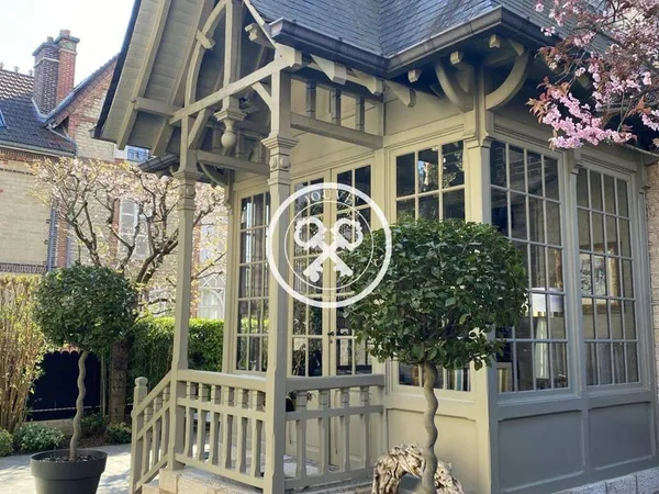 Villa 9 pièces 225 m²