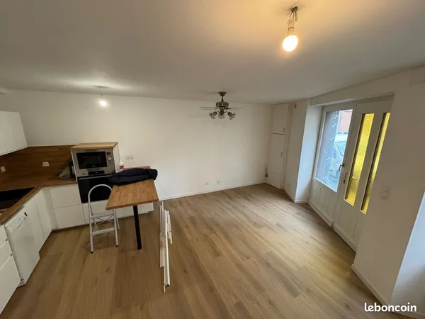 Maison de bourg entièrement rénovée - 65,5 m² - coeur de village des Martres-de-Veyre - 149 000