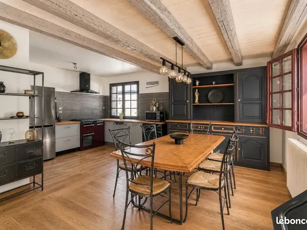 Maison 10 pièces 300 m²
