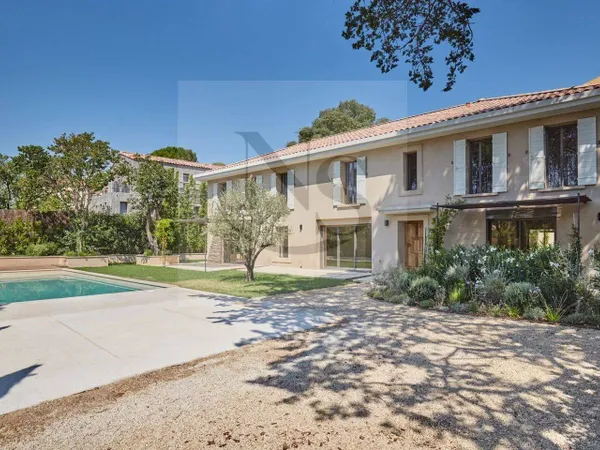 Maison de plain-pied 8 pièces 330 m²