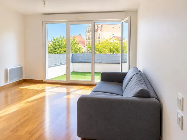 Massy : 2 pièces lumineux, terrasse et parking XL