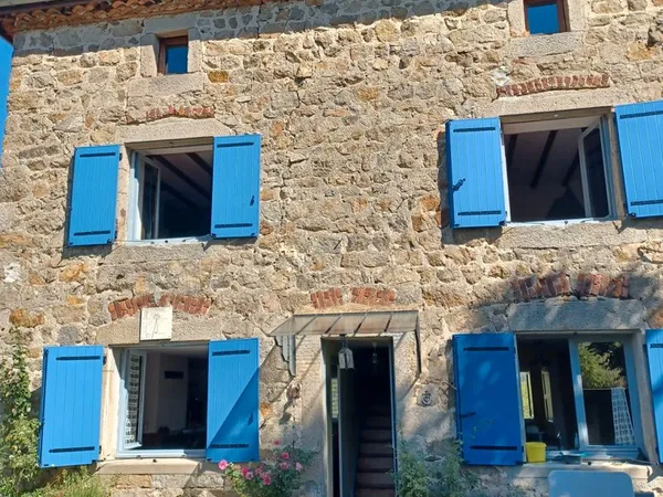Chambre meublée dans grande maison