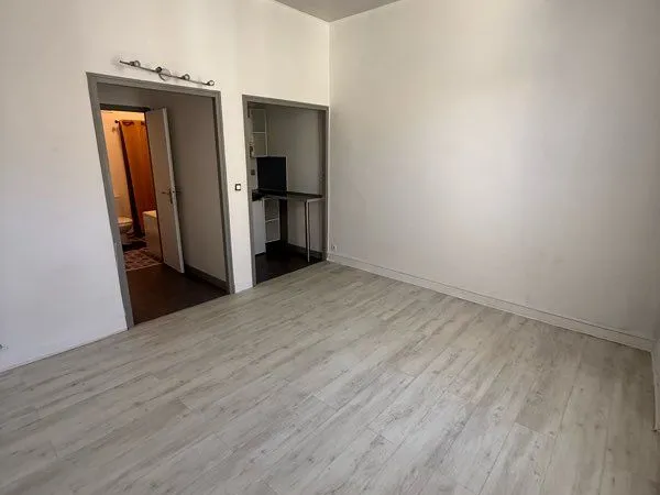 Marseille 6e - Place Félix Baret - T1 24 m² - Libre - Idéal investisseur
