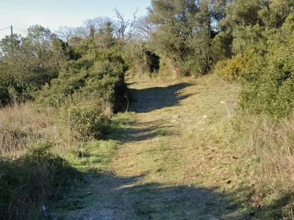 Terrain de loisirs viabilisé avec ancien Maset, proximité lotissement