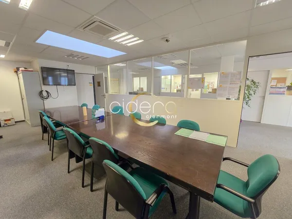 BUREAUX AVEC VITRINE à LOUER