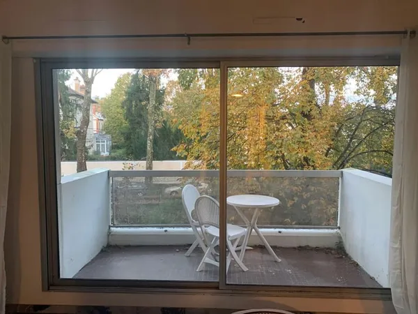 Proche gare studio meublé avec terrasse 770€ libre de suite