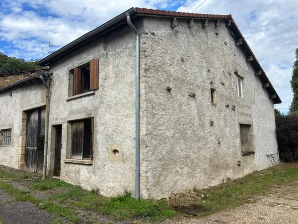 maison de village , avec une dependance de 240 metres carrés