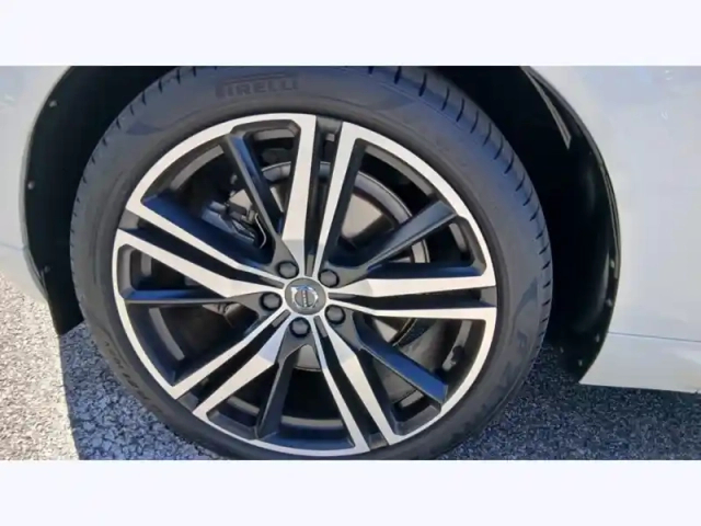 Volvo Xc60 r design recharge plug-in hybr — photo 9